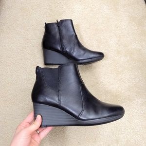 Sale ♥️Clarks black platform booties